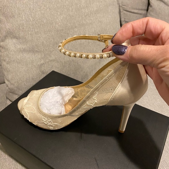 BNIB  Badgley Mischka Lesley Open Toe Bridal Strappy Pump Ivory Lace Size 8 1/2 - Picture 5 of 10
